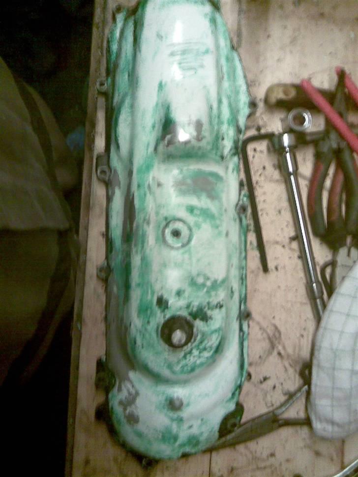 Yamaha Bws Baneracer Projekt - Kickstarterskjoldet var først sort, så grønt, så hvidt, så grå og så til sidst bare blank metal. Heldigvis for lakfjerneren.. billede 37