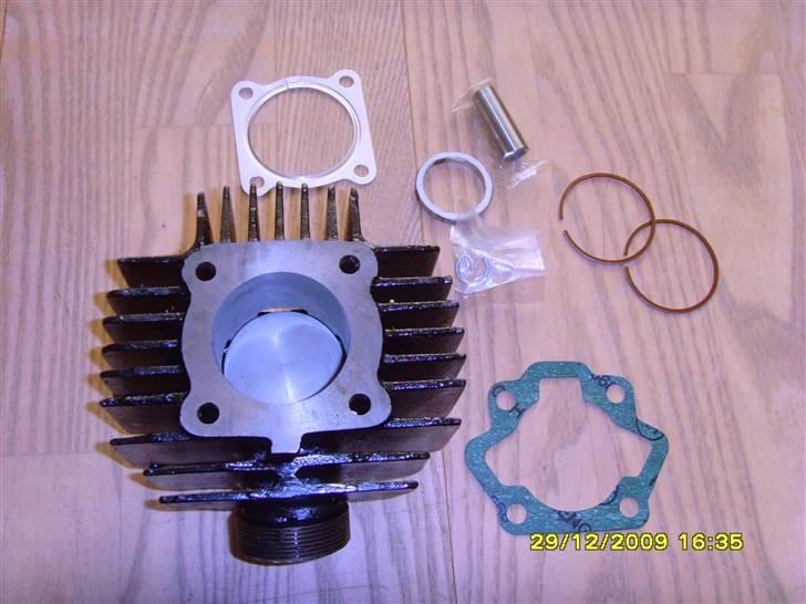 NoobiiTo's 45'kmt Fz50, Opbygning med originale registerings papir ! NYE DELE !! - Helt nyt cylinder kit hele 45 mm og 63.3 cc :D Lækkert, men nogle minusser, forkerte pakninger, og toppakningen var kommet i klemme så den skulle rettes ud, men det har nogle skrammer dog kom den til at holde tæt.
Jeg har et komplet paknings sæt som lige er til at smække på. billede 4