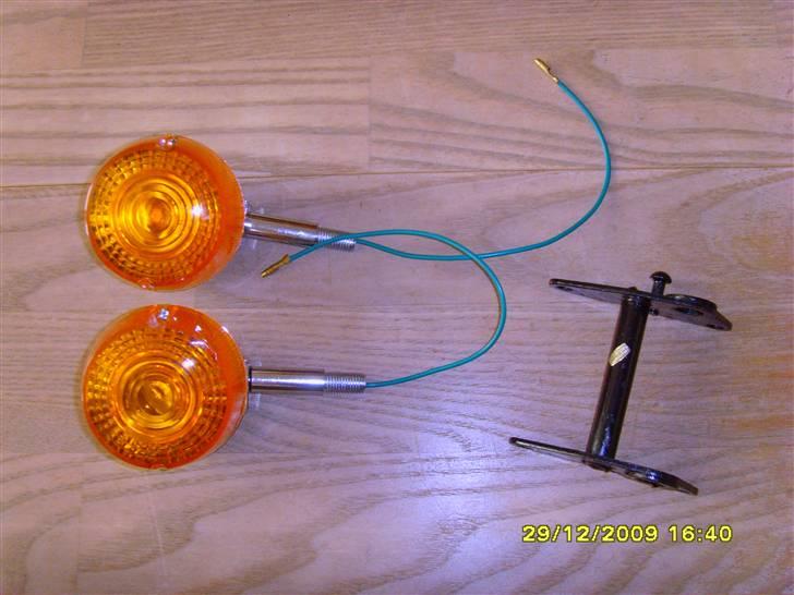 NoobiiTo's 45'kmt Fz50, Opbygning med originale registerings papir ! NYE DELE !! - Helt nyt blinklys, og støtteben konsol. Det var til næsten ingen penge !
Blinklysende har med at ruste indvendig, støtteben konsollen virker SKI*E godt selv om den kun kostede 35 kr! billede 7