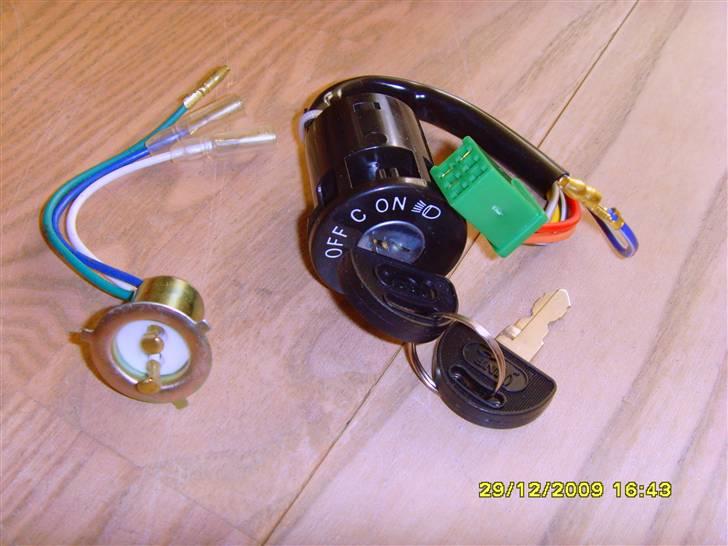 NoobiiTo's 45'kmt Fz50, Opbygning med originale registerings papir ! NYE DELE !! - Noget nyt el og tændings lås :D
Tændningslåsen gav jeg til en ven i nød, jeg har et komplet originalt låse sæt med en nøgle alligevel OGSÅ til scooterkassen ! billede 8