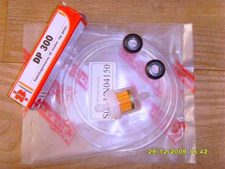 NoobiiTo's 45'kmt Fz50, Opbygning med originale registerings papir ! NYE DELE !! - 1 meter benzin slange og benzinfilter, motorophængs gummistop, og flydende pakning, kan klare - 50  til +250 grader celsius og er benzin og olie afvisende :D
Og jeg siger den pakningen virker rigtigt godt og er BLÅ ! :D billede 9