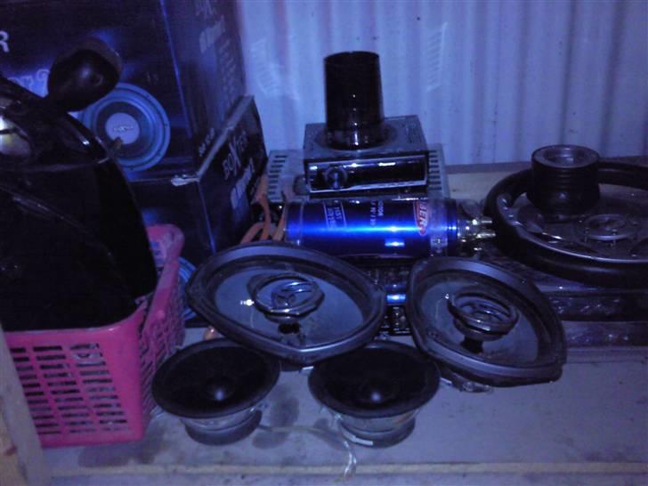 Min første bil: HONDA CIVIC - Ja det er så mit nye anlæg, 2 12"boxter warrior, pioneer headunit afspiller, 2 kreihller forstærkere, 2 jbl højtalere, 2 sony højtalere, bassrør, ledning og andre småting haves også billede 11