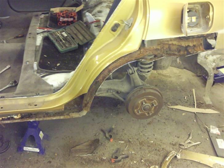 Min første bil: HONDA CIVIC - Lidt mere rust der skal laves billede 31