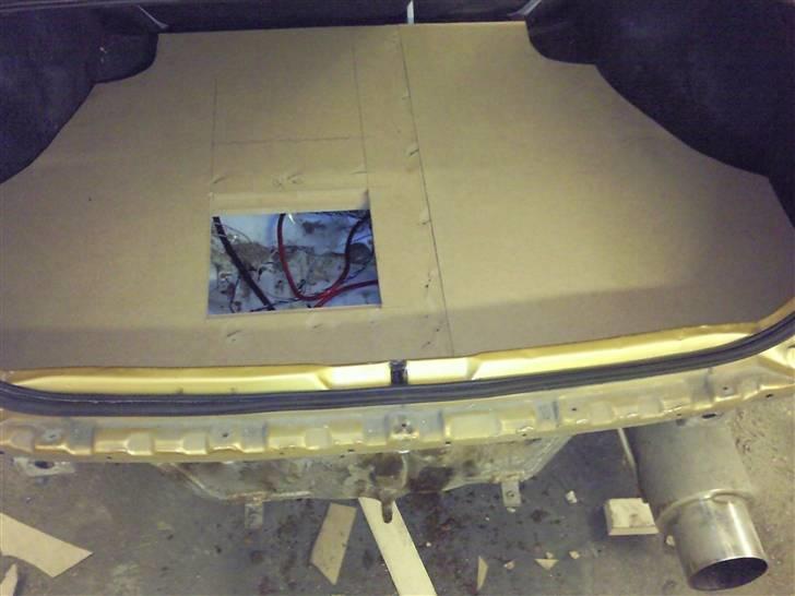 Min første bil: HONDA CIVIC - Så blev vi færdige med bunden af bagagerummet, mangler bare og blive betrukket billede 38