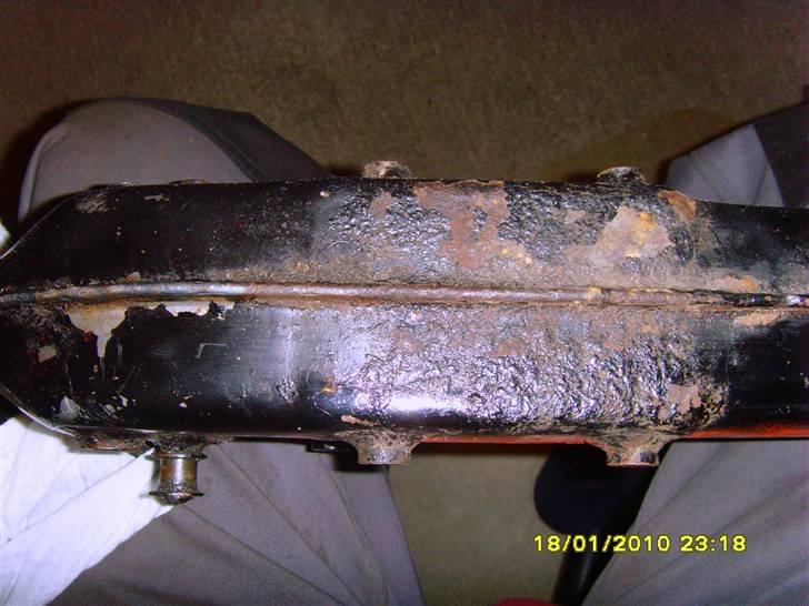 NoobiiTo's 45'kmt Fz50, Opbygning med originale registerings papir ! NYE DELE !! - Noget rust arbejde skal da laves, den bliver glas blæst hele vejen rundt + fælge, grundet og malet med klar sort epoxy, skide giftigt med det er holdbart mod benzin og pige lus ! :D billede 15