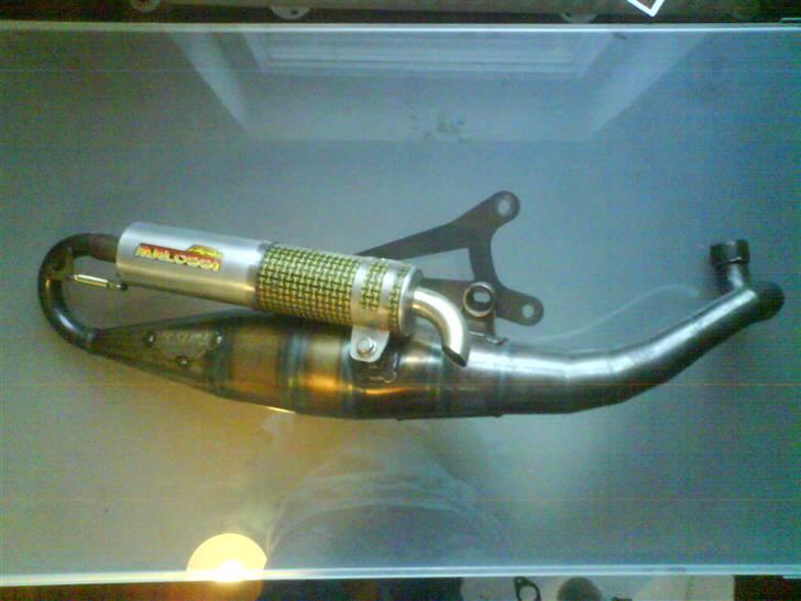 Forskellen på Yasuni C16 og C16 city - YASUNI C16 CITY: Er godkendt til 45 scooter, dvs der sidder 2 begrænsninger i det fra fabrikken, 1 i lyddæmperen, og 1 i forrøret. Det gør bla at det larmer/ yder mindre så det er lovligt at køre med på offenlige veje. Deraf navnet: CITY

Det siges at det yder ligeså godt som C16 når begrænsningerne fjernes, men det holder vist ikke helt stik. (se de næste billeder) billede 2