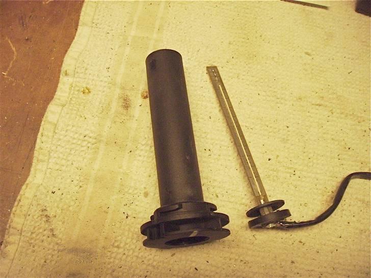 Hurtigdrengen - For at kunne få en reservetanks indikering skilte jeg den eksisterende føler ad og monterede jeg ledning i den i stedet for den modstandsdekade der sad. Det hele samlet igen med Araldit som siden skal forbindes til en lysdiode via et et 9v. batteri.
Nok for denne gang der kommer mere bare vent!! billede 50