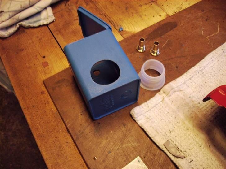 Hurtigdrengen - Når vandet bliver varmt udvider det sig så en ekspansionbeholder er nødvendig. Jeg valgte en gammel stempeldåse fra Polini, en studs fra en dunk samt 2 studser til slangerne. billede 47