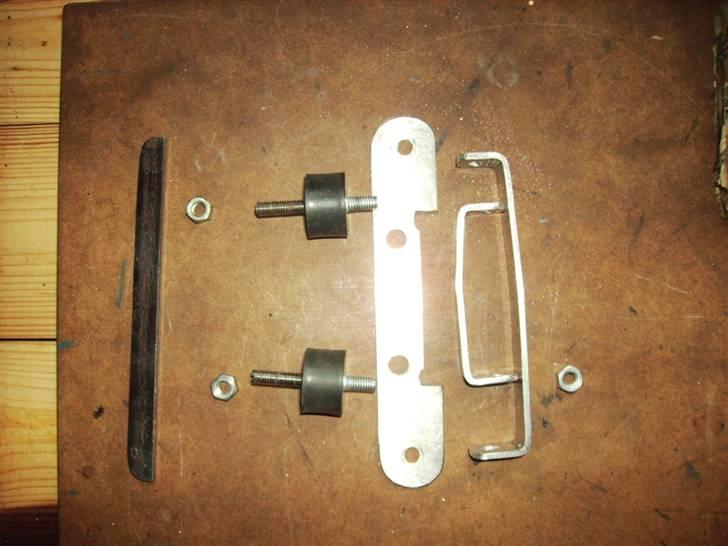 Hurtigdrengen - Køleren skulle være vibrationsdæmpet, så et beslag blev konstrueret, både for oven og neden billede 36