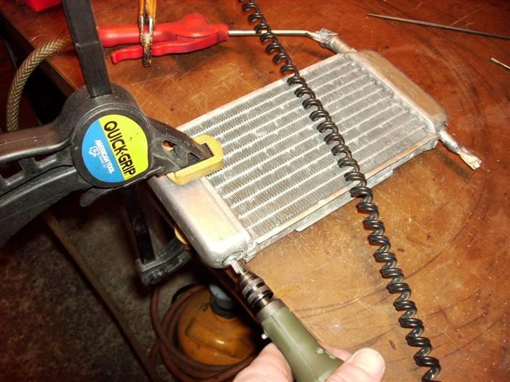 Hurtigdrengen - Sådan en motor vil gerne have lidt vandkøling og jeg valgte pga. pladsmangel at samle 2 Runner kølere til en. For at undgå slibespåner i køleren pustede jeg konstant luft gennem den under fræsningen. billede 32