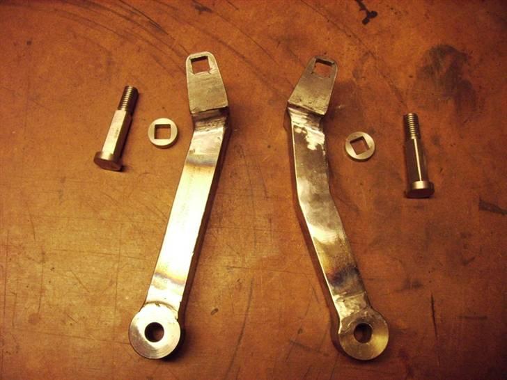 Hurtigdrengen - Ud over de nye beslag som spændes fast i de originale beslag på stellet skal der laves 2 nye og lidt længere firkantsbolte incl. et par skiver. billede 19