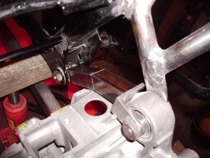 Hurtigdrengen - På indersiden af gummi-bøsne var det nødvendigt at konstruere og montere endnu et beslag for at få ham så stiv sommuligt. billede 16