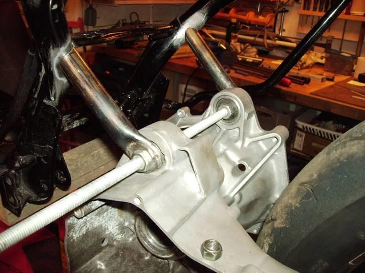 Hurtigdrengen - Et stykke 10 mm gevindjern sat ind midlertidligt som "spacer" for ikke at komme til at vride i gummi-bøsne. billede 13