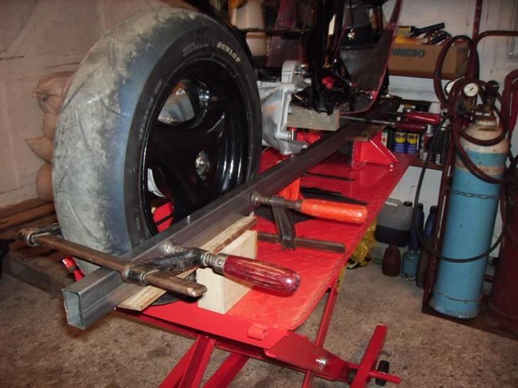 Hurtigdrengen - En rettelære bliver placeret og spændt fast på hhv. forhjul og baghjul så de liner. billede 6