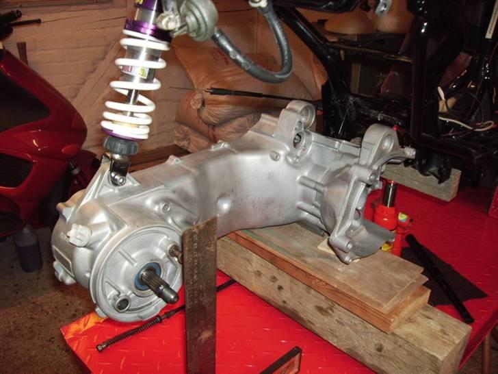 Hurtigdrengen - Den nye motor bliver placeret nøjagtigt som den gamle sad. billede 3