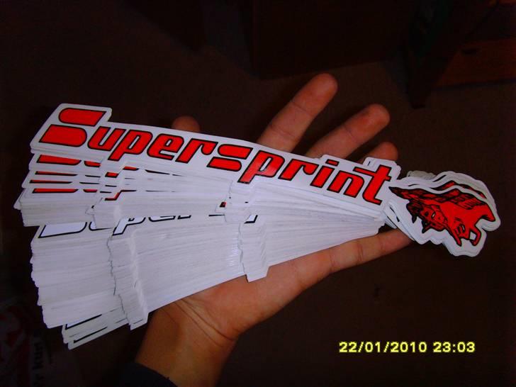 NoobiiTo's 45'kmt Fz50, Opbygning med originale registerings papir ! NYE DELE !! - Fik alverdens klistermærker gratis.
De sku flinke mit arbejde, der er både rød og hvid :D Og vis man er kreativ nok kan man klippe det sammen så der står Super eller Supersprit, eller hvad der nu kan staves.
DE KOMMER FOR IKKE PÅ ! billede 18