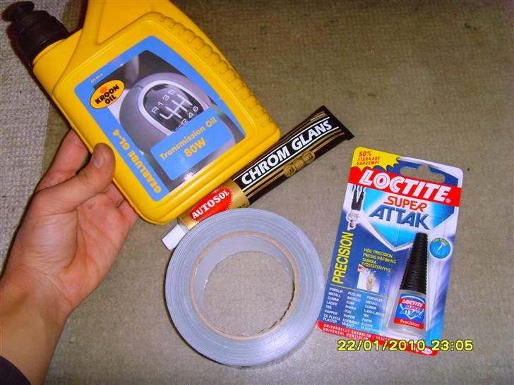 NoobiiTo's 45'kmt Fz50, Opbygning med originale registerings papir ! NYE DELE !! - En tur til haraldnyborg.
Gaffatape og loctite superlim er fra harald, olien er fra thansen, den er en anelse for tyk til det jeg skal bruge den til, og Autosol er fra kvickly kun 28 kr, og hold kæft det noget der virker ! billede 19