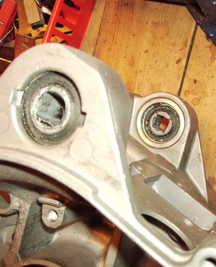 Hurtigdrengen - Kuglelejerne i motorophænget er udskiftet med de gummi-bøs som sad i ophængningsbeslaget. billede 12