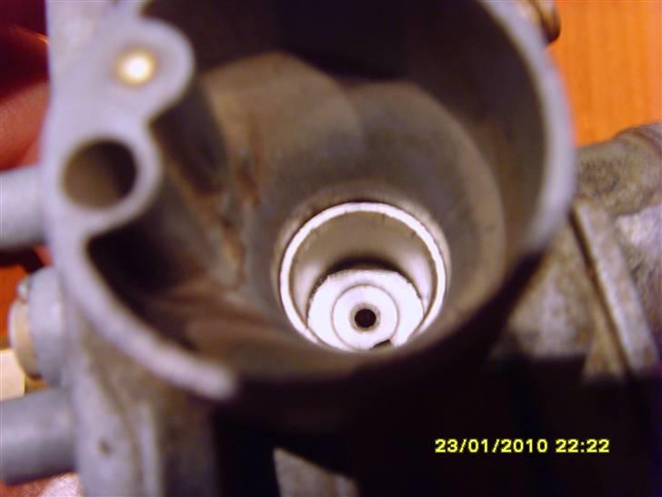 NoobiiTo's 45'kmt Fz50, Opbygning med originale registerings papir ! NYE DELE !! - Her er 14 mm gasspjæld i Suzuki FZ50 karburator, som i kan se går spjættet frit og vakuum tilslutning på bagsiden af karburatoren. billede 21