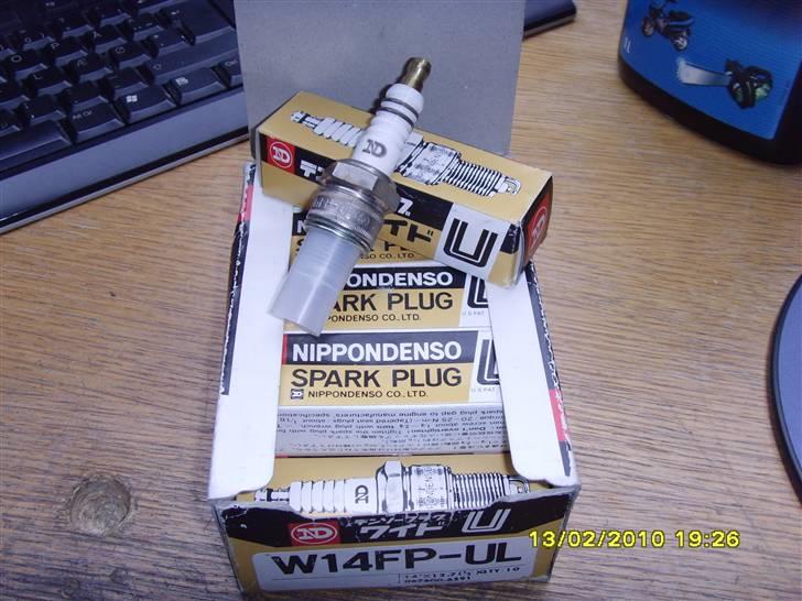 Originale Import dele til SUZUKI FZ/CR50 - Hele 11 tændrør, 10 uåbnet, 1 åben :) billede 2