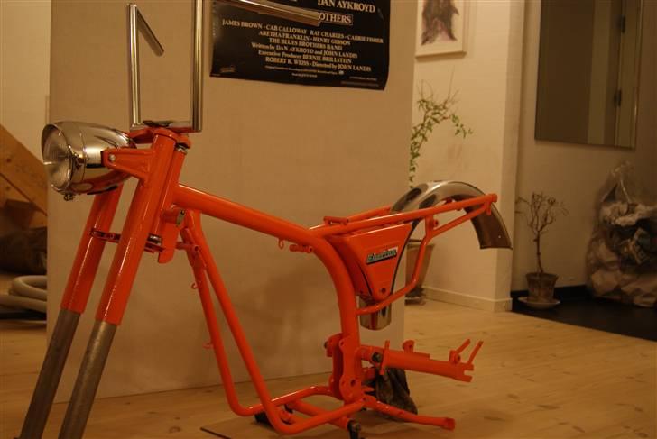 Projekt Everton 4 gear. - Her har jeg endelig fået baggafflen og central støttebenet på, og sat et klistermærke på med tape, for at se hvordan det ser ud.
Styret var bare en sjov ide :) billede 1