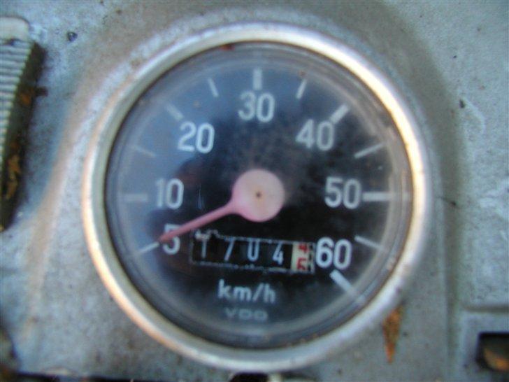 Honda Camino Projekt! - Det er så fra tiden før spedometret knækkede.

JA! den viser  skam rigtigt! 1704 km.!

Min morfar har købt den af en teknisk skole som havde den fra spritny til at forklare eleverne hvad de forskellige dele hedder osv. Så købte min morfar den og kørte lidt på den, og nu er det så min. :) billede 23