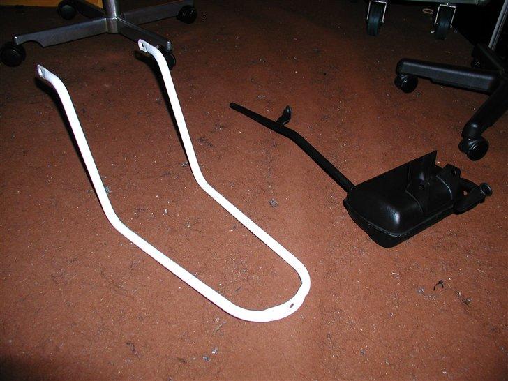 Honda Camino Projekt! - Den der tingest til bagskærmen. Slebet ned og malet hvid. Og så lige udstødningen igen. :) billede 27