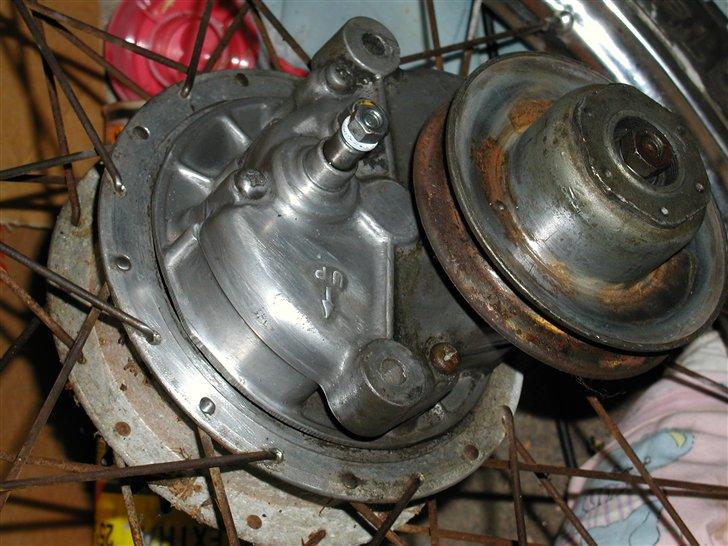 Honda Camino Projekt! - Både remskiven og den anden ting vil blive højglanspoleret. Er så småt begyndt på det som i kan se. :) billede 29