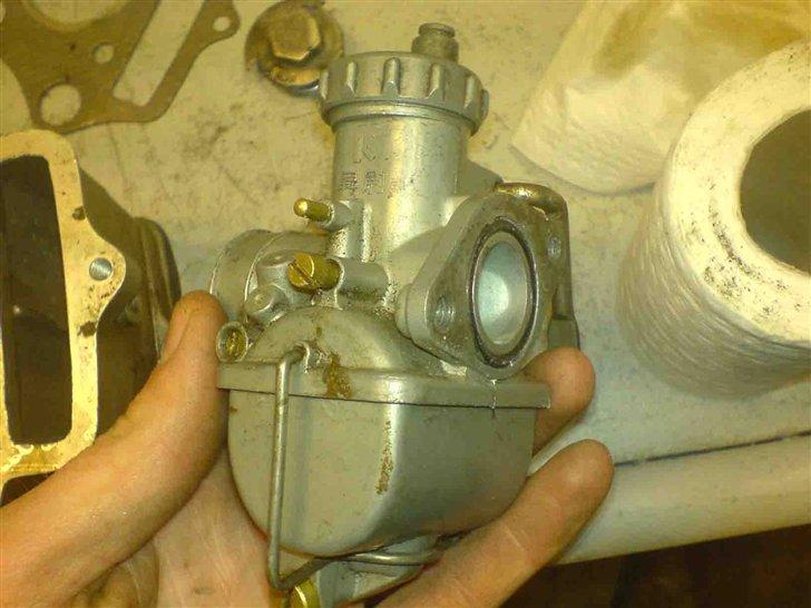 Honda CD 50 Fra start til slut - Standard kaburator der er filet lidt op og så med bøgle billede 7