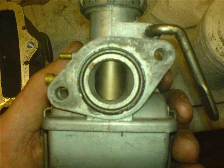 Honda CD 50 Fra start til slut - Standard kaburator der er filet lidt op og så med bøgle billede 8
