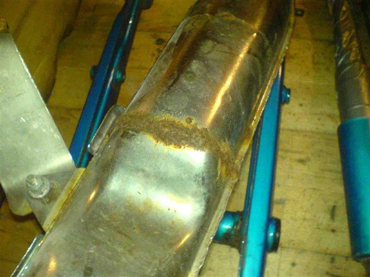 Honda CD 50 Fra start til slut - Den forrige ejer har så vlagt at smadre udstødningen ved at skære den over og pille alt indmaden ud af den og så skamsvejse den sammen billede 22