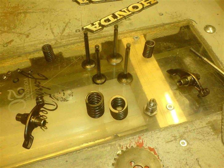 Honda CD 50 Fra start til slut - Ventilerne og de strammere fjedre billede 32