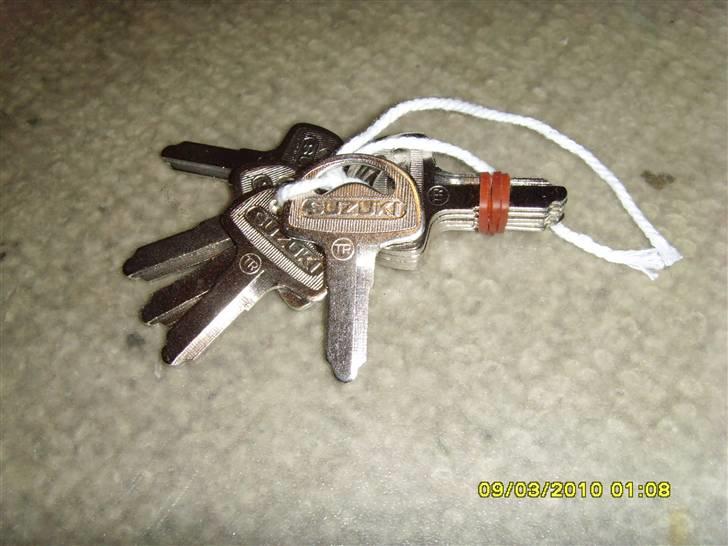 Originale Import dele til SUZUKI FZ/CR50 - 1o stk. originale nøgler til original fz lås :) UBESKÅRET !
6 SOLGT


A NØGLE !!!! billede 10