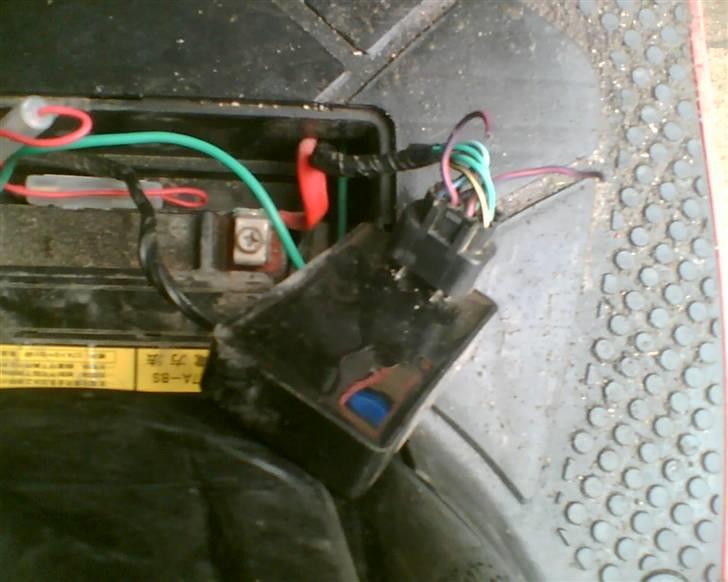 Kymco Super 8 begrænsninger - Hvor i din CDI er inde bag batteriet :) 
På Cdi´en skal du klippe den ledning over som er lilla og pink :) billede 4