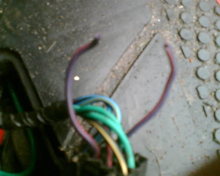 Kymco Super 8 begrænsninger - Vupti ! en god ide ville værre at isolere dem eller klippe den af helt nede ved Cdi´en :) billede 5