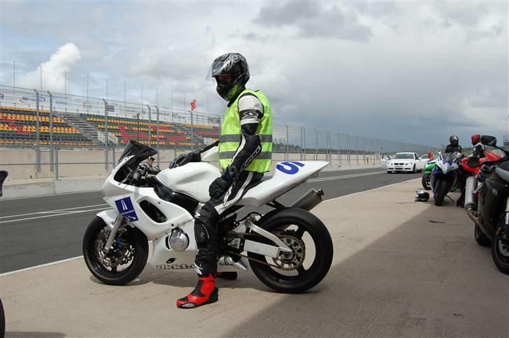 Race 09 på Anderstop med DKKT  - Mig der venter på at må køre ud på banen!. 

motorcykkel Yamaha R6 billede 1