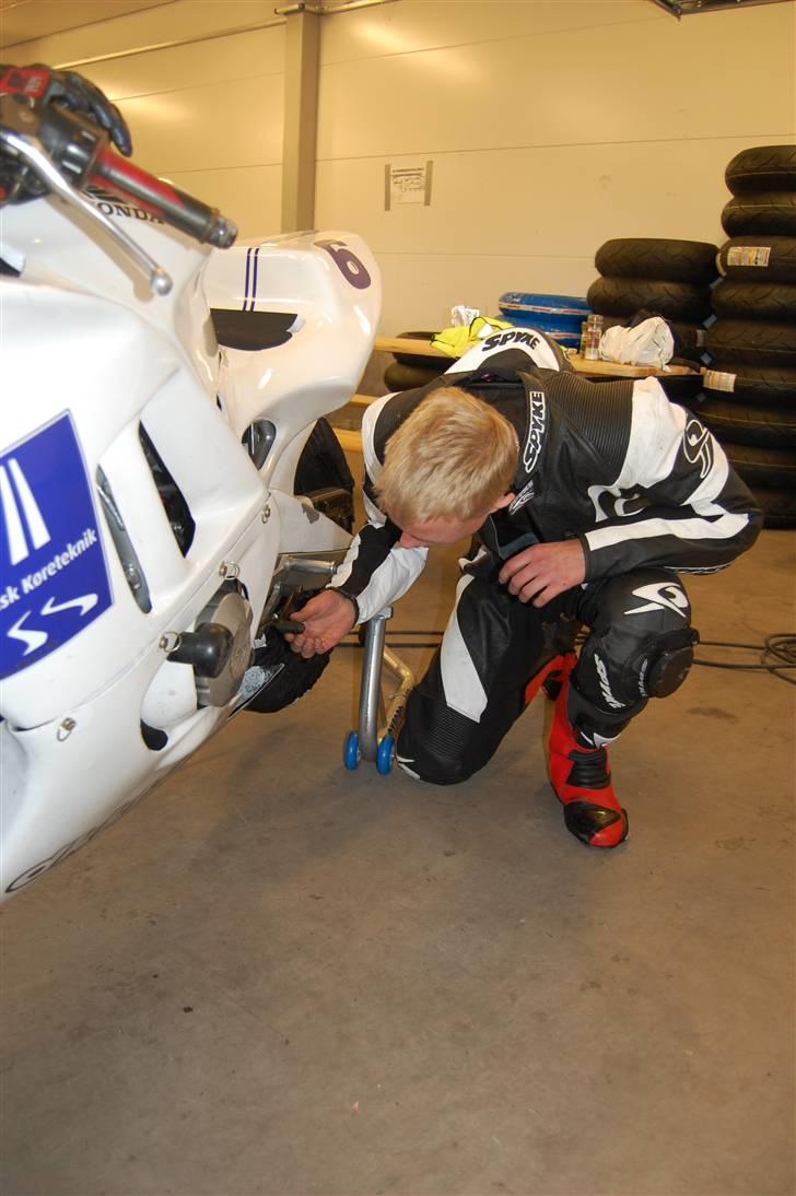 Race 09 på Anderstop med DKKT  - Den smed olie ud på min venstre støvle. billede 8