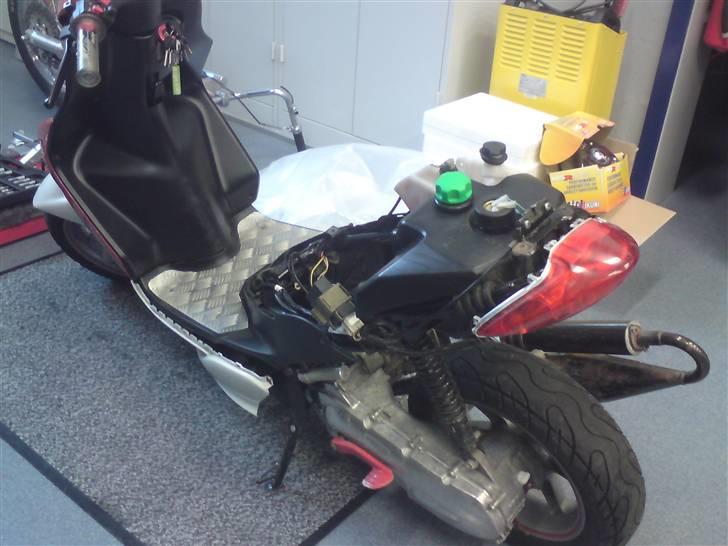 Den røde jog r - Så kom man igang med at skille den ad.. billede 11