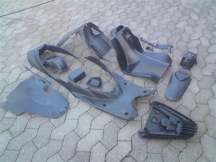 Den røde jog r - Inderskjolde før de er malet, pt de bliver blank sorte.. billede 16