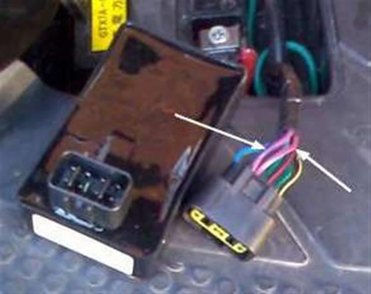 4 takt,-Kymco Agility 50-begrænser - For at fjerne begrænsningen kan man skifte CDI boksen ud med en ubegrænset CDI boks.

På nogle scootere kan kan fjerne begrænsningen ved at fjerne en ledning fra CDI stikket.

Ved at fjerne en af de lilla/lyserøde ledninger kan man fjerne begrænsningen på en Kymco Super 8 (30 km/t).
 billede 13