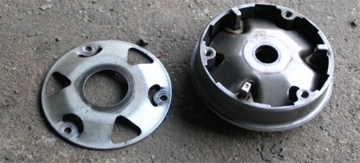 4 takt,-Kymco Agility 50-begrænser - For at fjerne begrænsningen skal den midterste plade fjernes.

Når det hele er samlet igen så skru møtrikken ordentligt fast.

Brug en momentnøgle hvis du har en og stram bolten til 5,5-6,5 kgf/m eller hvor meget der nu står i 

scooterens servicemanual. 
 billede 2