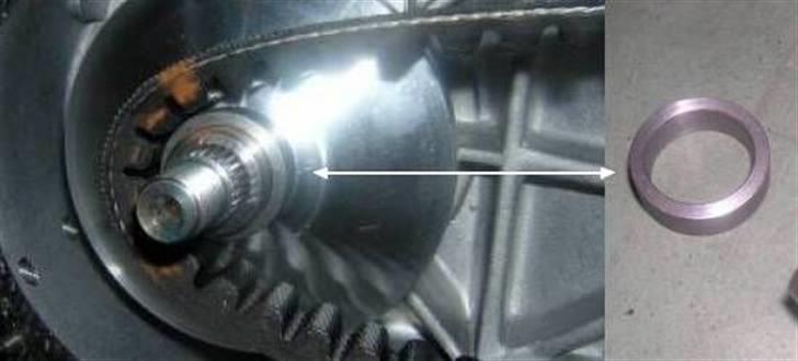 4 takt,-Kymco Agility 50-begrænser - Hvis der sidder en løs ring på gliderøret så er det den løse ring der er begrænsningen.

Fjern den løse ring for at fjerne begrænsningen.

Tag den inderste remskive ud med 2 fingre bag på remskiven så rullerne ikke falder ud.
 billede 5