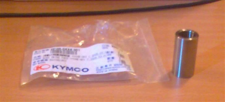 4 takt,-Kymco Agility 50-begrænser - Hvis gliderøret har en forhøjning så skal det skiftes ud med et glat gliderør for at fjerne begrænsningen.

Her ses et glat gliderør.
 billede 10