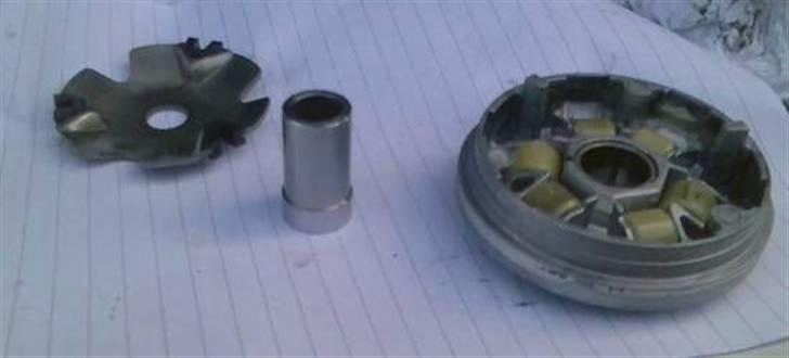 4 takt,-Kymco Agility 50-begrænser - Hvis gliderøret har en forhøjning så skal det skiftes ud med et glat gliderør for at fjerne begrænsningen.

Her ses et glat gliderør.
 billede 8