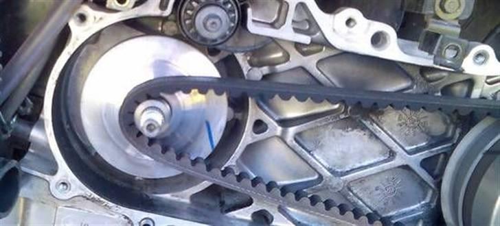 4 takt,-Kymco Agility 50-begrænser - Tag kileremmen af gliderøret. billede 4