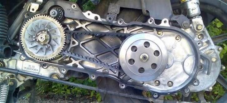 4 takt,-Kymco Agility 50-begrænser - Når den yderste remskive er fjernet kan det se sådan her ud. billede 3