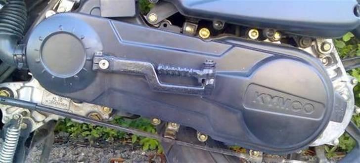 4 takt,-Kymco Agility 50-begrænser - Fjern møtrikken ved de forreste remskiver. billede 1