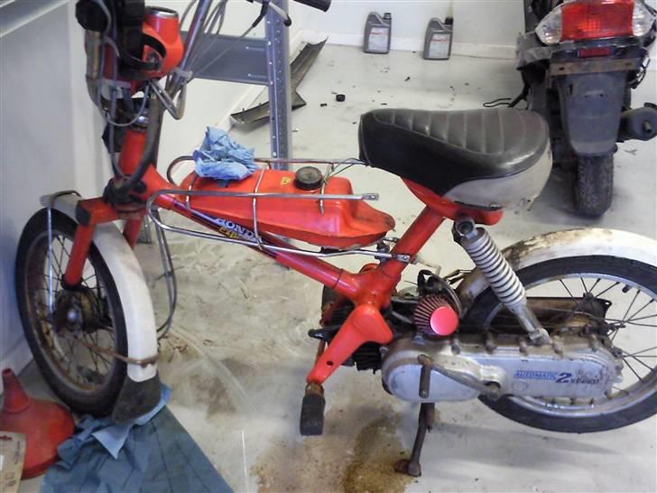 Honda Express - Da jeg var ude og se den første gang. Der skal laves en del . . . billede 2