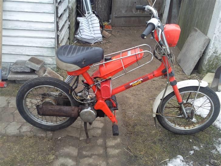 Honda Express - Lige hentet den hjem. Baggagebæreren er skæret over og svejset kortere så den ikke passer i originalstilling. "  HVORFOR ? ? ? ? ? " billede 3