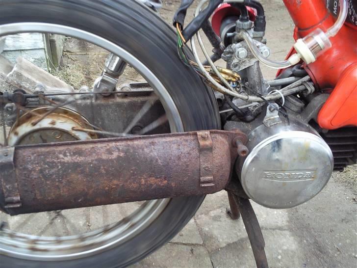 Honda Express - Original udstødning . . Som er blevet boret i stykker af tidligere ejer. den å skiftes. billede 9